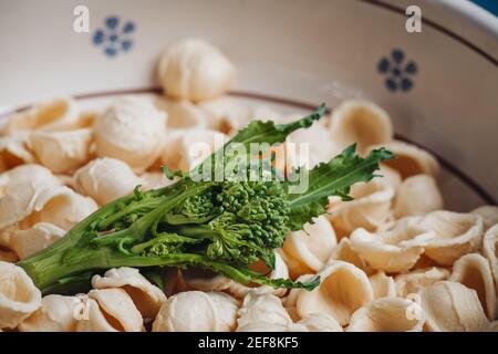 Traditionelles apulisches Gericht mit Orecchiette-förmigen Nudeln und Rüben-Tops Gemüse Stockfoto