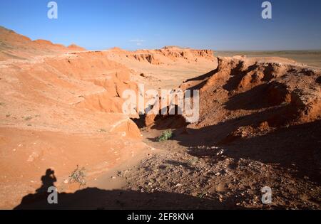 Panorama von der roten Erde Bayanzag flammenden Klippen, aka Dinosaurier Friedhof, Wüste Gobi, Mongolei Stockfoto