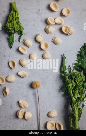 Traditionelles apulisches Gericht mit Orecchiette-förmigen Nudeln und Rüben-Tops Gemüse Stockfoto