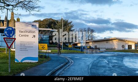 Edinburgh, Schottland, Großbritannien, 17th. Februar 2021. Covid-19 Impfzentrum im Royal Highland Showground, Ingliston: Das Impfprogramm für die über 60s in Schottland wird in Ingliston fortgesetzt. Die Leute gehen zum Zentrum für ihre frühmorgendlichen Impftermine Stockfoto