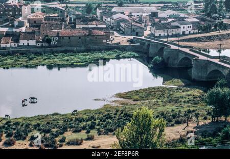 "Römische Brücke" oder "Alte Brücke" im historischen Ciudad Rodrigo, einer kleinen Domstadt in der Provinz Salamanca, Spanien. Archivscan von einem Dia. Oktober 1980. Stockfoto