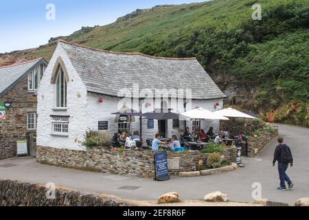 Harbor Light Tea Room im Boscastle an der Atlantikküste, Nord Cornwall. Ein kleiner historischer, schroffer, malerischer Hafen. Stockfoto