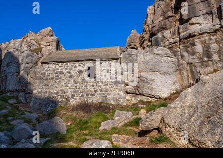 St Govan's Chapel in Bosherston Pembrokeshire South Wales Großbritannien, das Ist ein mittelalterliches Gebäude aus dem 14th. Jahrhundert und ein beliebter Tourist Reiseziel attraktiv Stockfoto