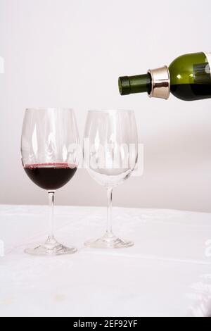 Wein wird in Weingläser gegossen Stockfoto