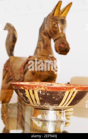 Obstschale auf einem Couchtisch mit einem Holzpferd Im Hintergrund Stockfoto