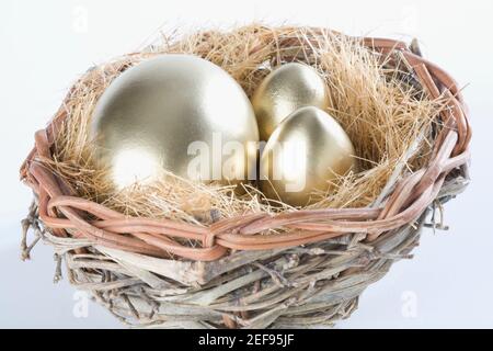 Nahaufnahme von goldenen Eiern in einem birdÅ½s-Nest Stockfoto