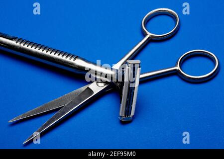 Nahaufnahme einer Schere mit einem Rasiermesser Stockfoto