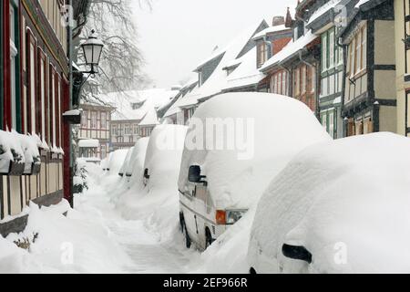 Wernigerode, Deutschland. Februar 2021, 08th. Eingeschneite Fahrzeuge stehen am Straßenrand. Der Winter hat Teile von Sachsen-Anhalt wie hier in Wernigerode fest im Griff. Innerhalb kurzer Zeit wuchs die Schneedecke auf 50 Zentimeter. Die Rodungsdienste können den Schnee kaum verdrängen. Quelle: Matthias Bein/dpa-Zentralbild/ZB/dpa/Alamy Live News Stockfoto