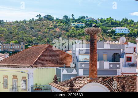 Storchennest auf einem alten Fabrikschornstein Silves Portugal Stockfoto