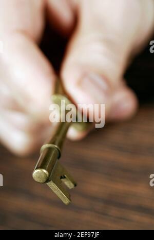 Nahaufnahme einer personÅ½s Hand, die einen Schlüssel hält Stockfoto