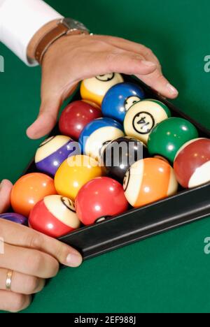 Nahaufnahme eines personÅ½s Hände Racking up Pool Bälle auf Ein Billardtisch Stockfoto