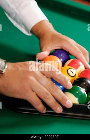 Nahaufnahme eines personÅ½s Hände Racking up Pool Bälle auf Ein Billardtisch Stockfoto