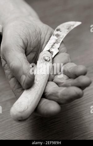 Nahaufnahme einer personÅ½s Hand, die ein Messer hält Stockfoto