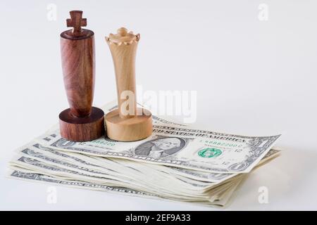 Schachfiguren auf Stapel US-Papierwährung Stockfoto