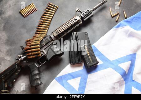 M4 Karabiner mit israelischer Flagge im Hintergrund. Yom Ha'atzmaut Unabhängigkeitstag in Israel Konzept Stockfoto