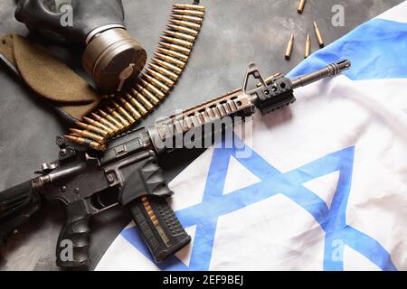 M4 Karabiner mit israelischer Flagge im Hintergrund. Yom Ha'atzmaut Unabhängigkeitstag in Israel Konzept Stockfoto