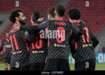 Budapest, Ungarn. Februar 2021, 16th. Mohamed Salah, Sadio Mane, Roberto Firmino und Curtis Jones (vorne L-R) feiern das Tor während der UEFA Champions League Runde 16 First Leg Fußballspiel zwischen Leipzig und Liverpool in Budapest, Ungarn, 16. Februar 2021. Quelle: Attila Volgyi/Xinhua/Alamy Live News Stockfoto