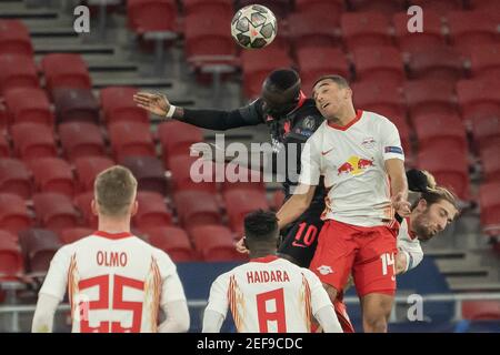Budapest, Ungarn. Februar 2021, 16th. Sadio Mane (über L) von Liverpool wetteiferte um einen Kopfball mit Tyler Adams (über R) von Leipzig während der UEFA Champions League Runde des First Leg Fußballspiels 16 zwischen Leipzig und Liverpool in Budapest, Ungarn, 16. Februar 2021. Quelle: Attila Volgyi/Xinhua/Alamy Live News Stockfoto