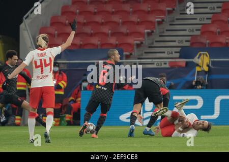 Budapest, Ungarn. Februar 2021, 16th. Yussuf Poulsen (1st R) aus Leipzig reagiert während der UEFA Champions League-Runde des First Leg-Fußballspiels 16 zwischen Leipzig und Liverpool in Budapest, Ungarn, 16. Februar 2021. Quelle: Attila Volgyi/Xinhua/Alamy Live News Stockfoto
