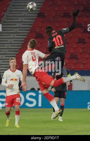Budapest, Ungarn. Februar 2021, 16th. Sadio Mane (oben R) von Liverpool wetteiferte um einen Kopfball mit Willi Orban (oben L) von Leipzig während der UEFA Champions League Runde des First Leg Fußballspiels 16 zwischen Leipzig und Liverpool in Budapest, Ungarn, 16. Februar 2021. Quelle: Attila Volgyi/Xinhua/Alamy Live News Stockfoto