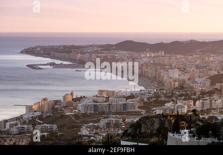 Luftaufnahme von Fuengirola. Fuengirola ist eine große Stadt und Gemeinde an der Costa del Sol, Malaga. Andalusien, Südspanien Stockfoto