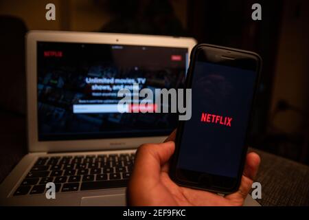 Netflix-Logo auf dem Bildschirm eines Smartphones und Laptops ist Netflix ein amerikanisches Abonnement-Streaming-Service und Produktionsunternehmen. Stockfoto