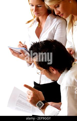 Geschäftsmann diktiert seinen Sekretären Stockfoto