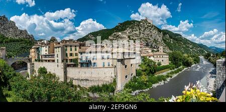 Entrevaux ist eine mittelalterliche ummauerte Stadt, deren Hauptanblick die Zitadelle ist, die auf der Oberseite eines felsigen Hügels thront. Stockfoto