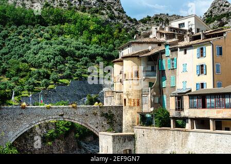 Entrevaux ist eine mittelalterliche ummauerte Stadt, deren Hauptanblick die Zitadelle ist, die auf der Oberseite eines felsigen Hügels thront. Stockfoto