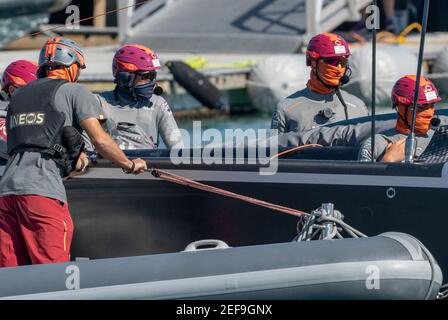 Auckland, Neuseeland, 17. Februar 2021 - die Crew des INEOS Teams UK bereitet sich darauf vor, ihr Dock für das Training am Waitemata Harbour zu verlassen und die Gesichtsbezüge für das nächste Prada Cup Finale zu tragen, das aufgrund einer Covid-19-Sperre in der Region Auckland auf den 19. Februar verschoben wurde. Kredit: Rob Taggart/Alamy Live Nachrichten Stockfoto