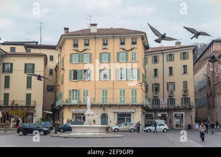 Brunnen der neoklassizistischen Minerva-Statue in Brescia, Lombardei Stockfoto