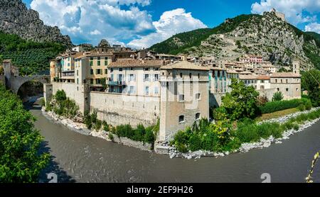 Entrevaux ist eine mittelalterliche ummauerte Stadt, deren Hauptanblick die Zitadelle ist, die auf der Oberseite eines felsigen Hügels thront. Stockfoto