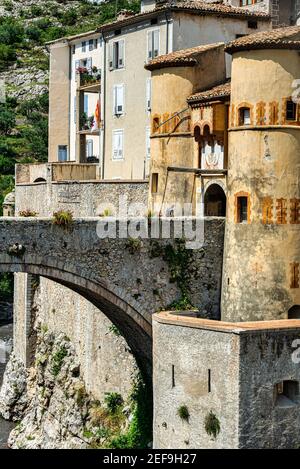 Entrevaux ist eine mittelalterliche ummauerte Stadt, deren Hauptanblick die Zitadelle ist, die auf der Oberseite eines felsigen Hügels thront. Stockfoto