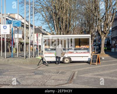 NEUWIED, DEUTSCHLAND - 10. Feb 2021: Neuwied, Deutschland - 12. Februar 2021: Keine Kunden in der Fußgängerzone aufgrund der zweiten Sperrphase des COR Stockfoto