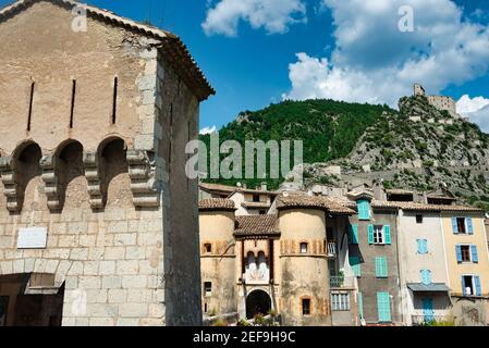 Entrevaux ist eine mittelalterliche ummauerte Stadt, deren Hauptanblick die Zitadelle ist, die auf der Oberseite eines felsigen Hügels thront. Stockfoto