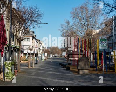 NEUWIED, DEUTSCHLAND - 10. Feb 2021: Neuwied, Deutschland - 10. Februar 2021:Keine Kunden in der Fußgängerzone aufgrund der zweiten Sperrphase des Coro Stockfoto