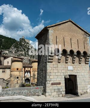 Entrevaux ist eine mittelalterliche ummauerte Stadt, deren Hauptanblick die Zitadelle ist, die auf der Oberseite eines felsigen Hügels thront. Stockfoto