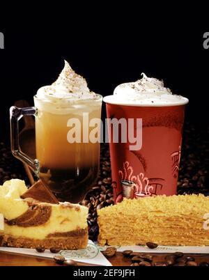 Nahaufnahme von zwei Gläsern Cappuccino mit Kuchenscheiben Stockfoto