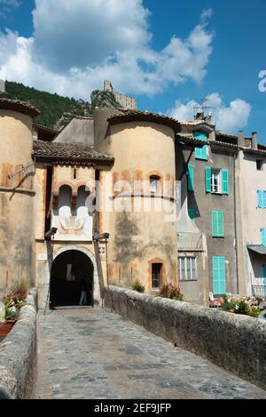 Entrevaux ist eine mittelalterliche ummauerte Stadt, deren Hauptanblick die Zitadelle ist, die auf der Oberseite eines felsigen Hügels thront. Stockfoto