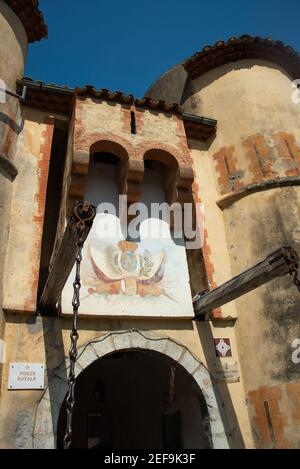 Entrevaux ist eine mittelalterliche ummauerte Stadt, deren Hauptanblick die Zitadelle ist, die auf der Oberseite eines felsigen Hügels thront. Stockfoto