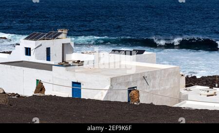 Lanzarote - Tenesar, Gebäude an der Küste Stockfoto