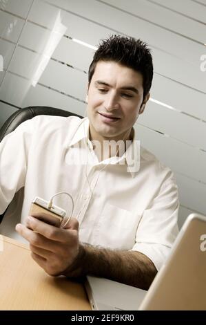 Geschäftsmann beim Hören eines MP3-Spieler Stockfoto