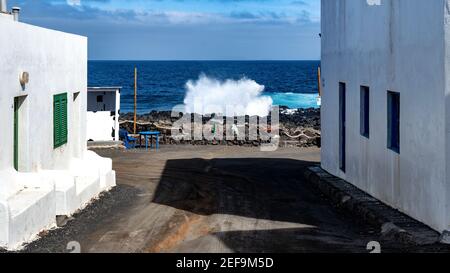 Lanzarote - Tenesar, Gebäude an der Küste Stockfoto