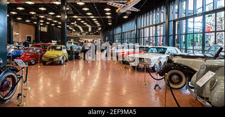 Istanbul, Türkei, 23. März 2019: Oldtimer im Rahmi M. Koc Industrial Museum. Halle von Vintage nostalgischen antiken Autos ausgestellt Stockfoto