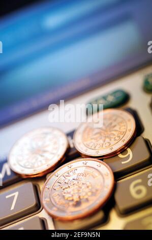 Nahaufnahme der Eurocent-Münzen auf einem Rechner Stockfoto