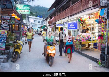 Touristen in einer belebten Backstreet gesäumt mit Geschäften, Bars, Restaurants und Geschäften, Koh Phangan Insel, Thailand, Südostasien Stockfoto