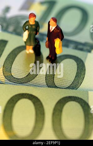 Spielzeug Geschäftsmann und Geschäftsfrau auf Euro hundert Banknoten stehen, Nahaufnahme Stockfoto