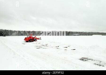 Schneeräumung. Traktor ebnet den Weg nach starkem Schneefall. Stockfoto