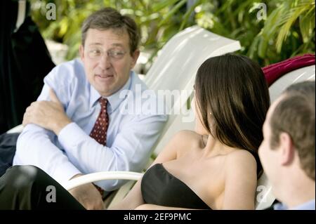 Zwei Geschäftsleute und eine Geschäftsfrau im Gespräch Stockfoto