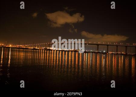 Panoramablick auf eine Brücke bei Nacht, Coronado Bay Bridge, San Diego, Kalifornien, USA Stockfoto